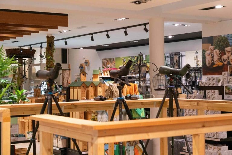 Verrekijkers uitproberen op locatie bij Pro Nature Shop Venray